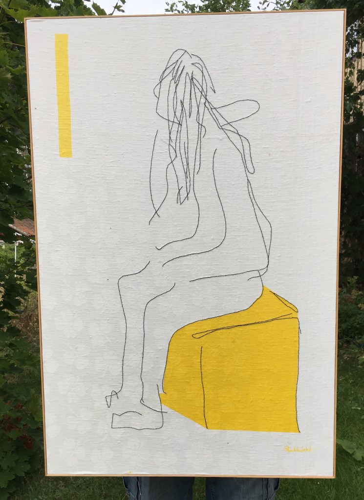 Sittandes på en gul pall
Screentryck med pappersschabloner och broderi på gammal linneduk, 100x70 cm.